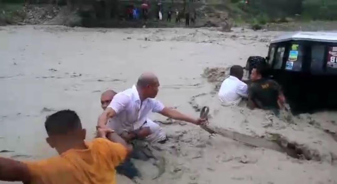 Aksi Heroik Gubernur Viktor Laiskodat Selamatkan Warga Terseret Banjir