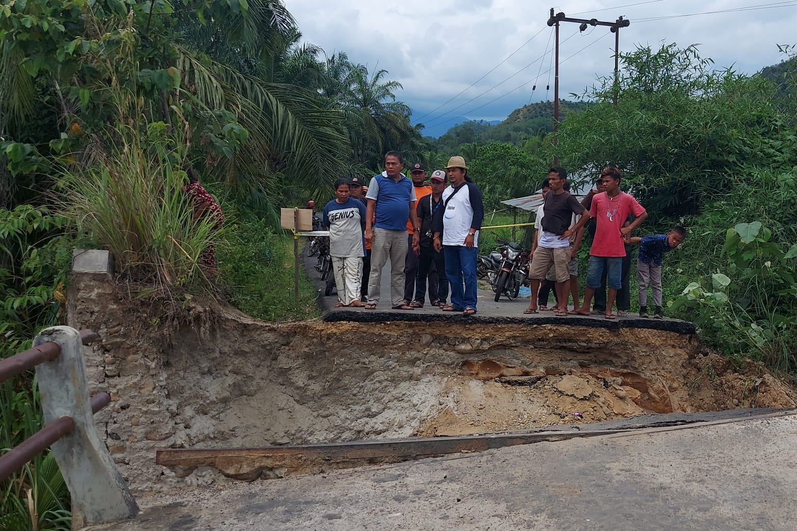 Jembatan Penghubung Desa Hajoran Amblas, 9 Desa di Paluta Terisolir