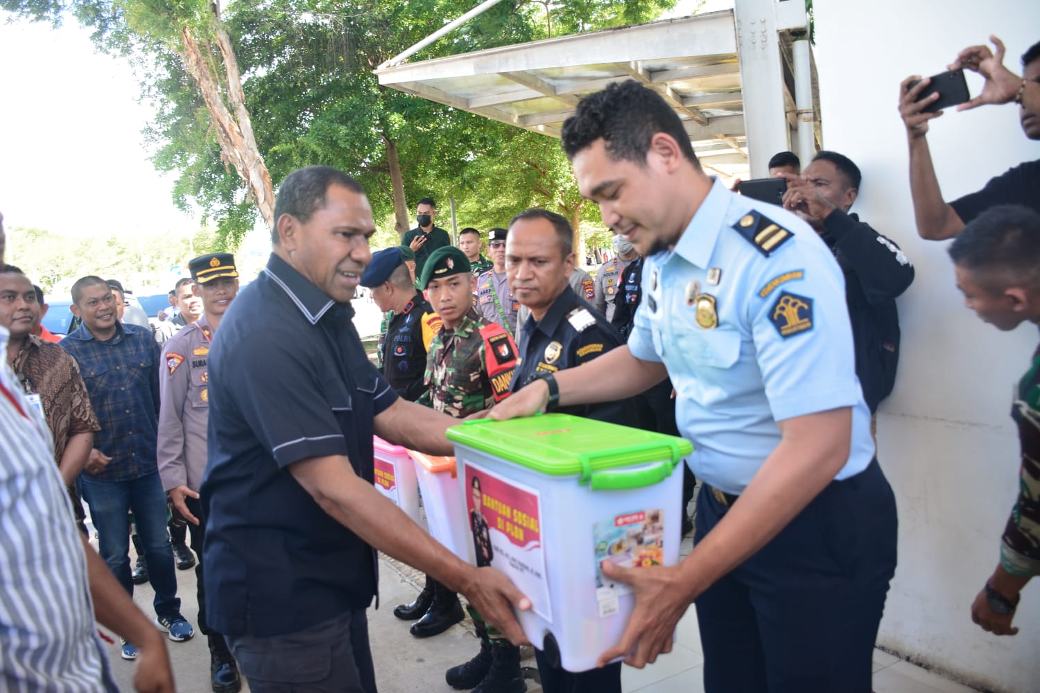 Kapolda NTT Bagi Bingkisan Kepada Anggota TNI-Polri di Perbatasan