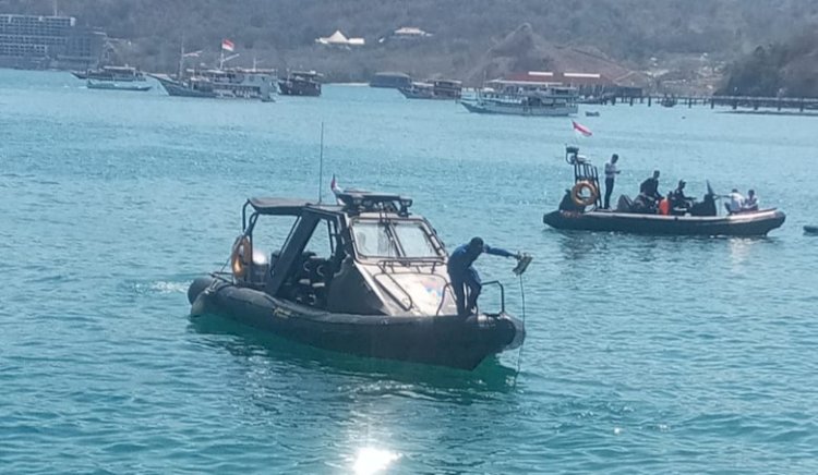 Polisi dan Masyarakat di Labuan Bajo Bersihkan Laut Sekitar Lokasi AMMTC ke 17