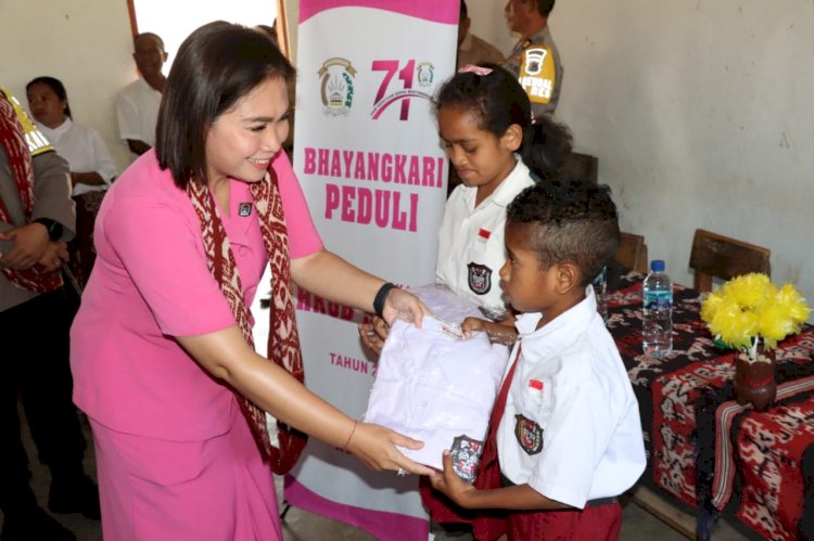 Bhayangkari Polres Kupang Bantu Pakaian Seragam bagi Siswa Kurang Mampu