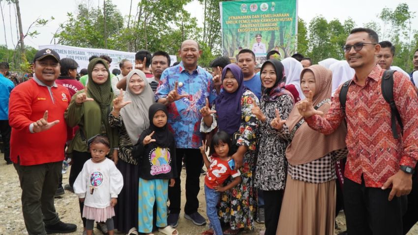 Plt Bupati Langkat Bersama Pj Gubernur Sumut Ikut Tanam 10 ribu Bibit Mangrove di Lubuk Kertang