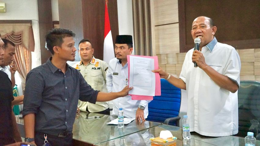 Berikan Solusi dari Tuntutan Guru Honorer, Syah Afandin: April 2024 Bertekad Akan Perjuangkan dan&nbsp;Angkat Guru yang Masuk ke Kategori Hasil Ujian (P)