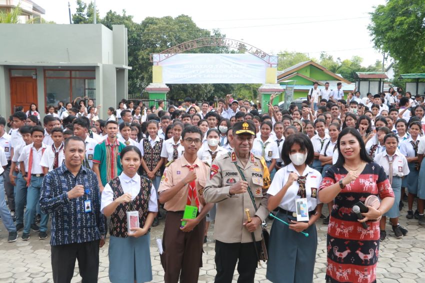Jawab Tantangan Untuk Bicara Bahasa Inggris, Kapolda NTT Beri Handphone bagi Siswa SMA