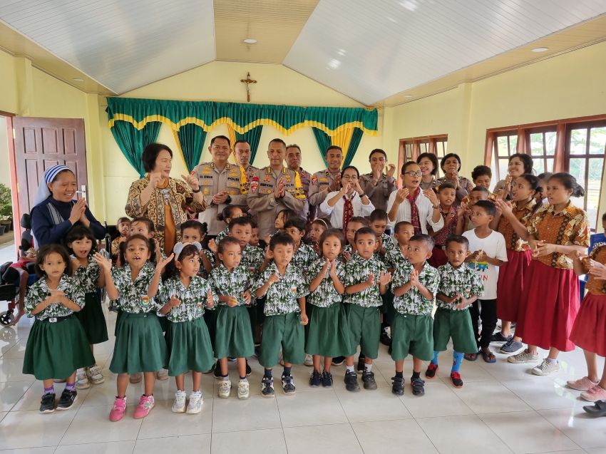 Biro Ops Polda NTT Berbagi Kasih dengan Anak Panti Asuhan