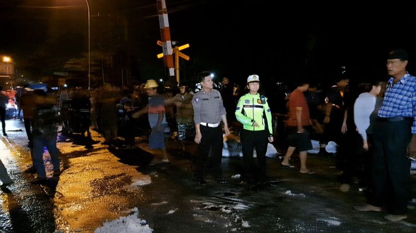 Patah As di Perlintasan Truk Colt Diesel Tertabrak Kereta Api di Tebingtinggi, Muatan Berserakan
