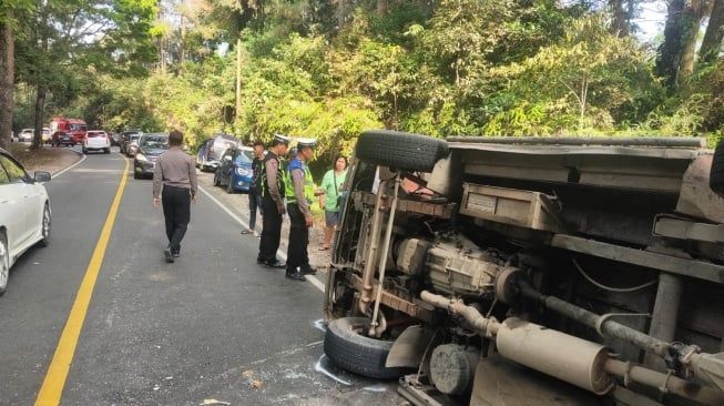Bus Terbalik di Jalan Siantar-Parapat, 10 Orang Luka