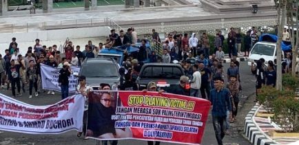 Memanas! Ratusan Massa Geruduk Kantor Bupati Dolly Terkait Video Dugaan Pengerahan ASN