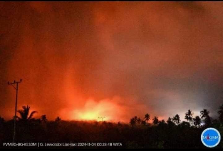 Gunung Lewotobi Laki-laki Keluarkan Nyala Api dan Hujan Pasir Panas
