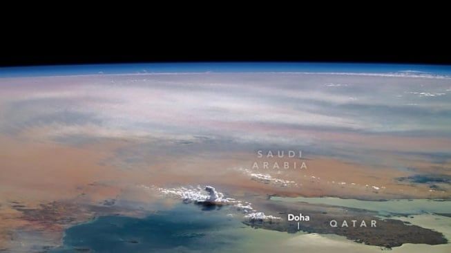 ISS Pamer Foto Kemunculan Tiang Awan di Arab