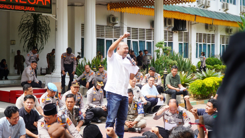 Bupati Syah Afandin Duduk Bersama Massa Aksi May Day, Tegaskan Komitmen Bela Hak Buruh
