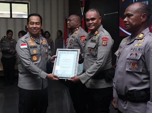 Bangun Jembatan Pada Sejumlah Wilayah di NTT, Empat Anggota Brimob Dapat Penghargaan dari Kapolda NTT