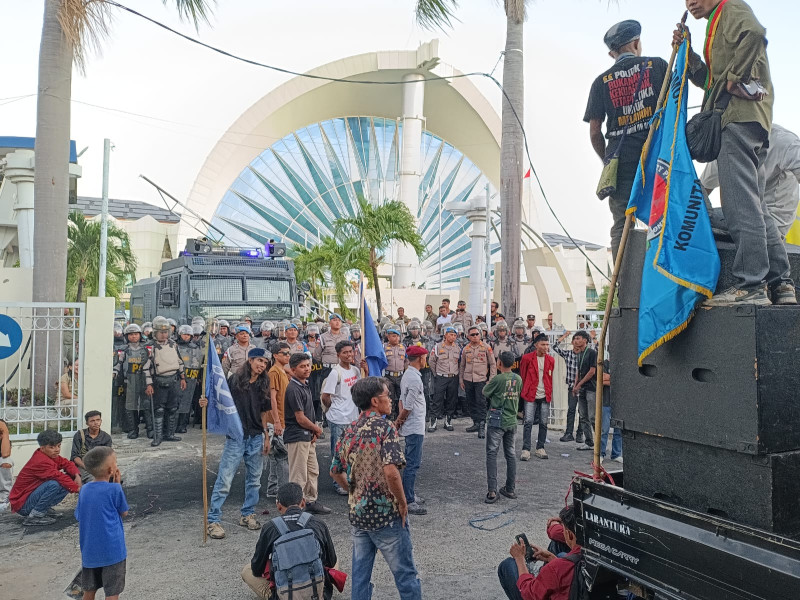 Gagal Bertemu Gubernur NTT,  Demo Mahasiswa-Sopir Pick Up Bentrok